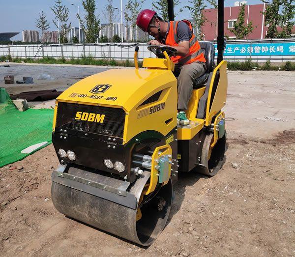 奔马1.5吨小型压路机压实土方案例