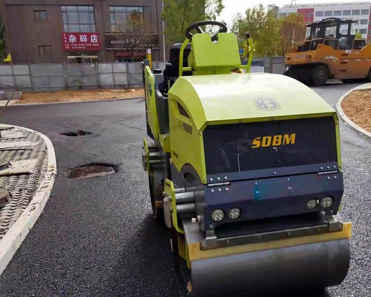 奔马2.5吨小型压路机压实沥青