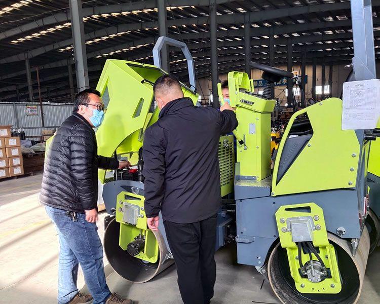 客户千里迢迢来厂试乘试驾奔马三吨压路机BM3000