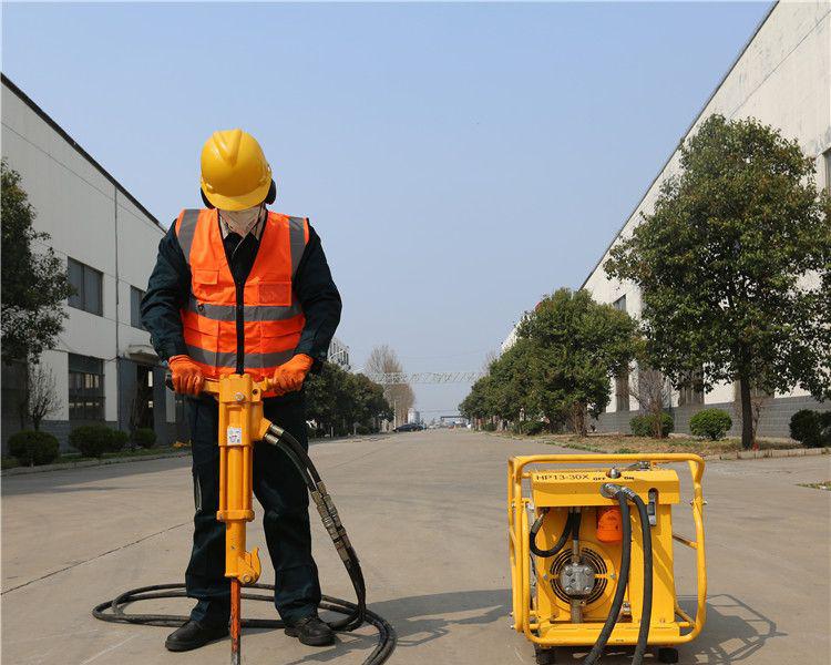 液压动力站搭配液压破碎镐进行路面养护