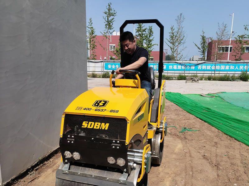 座驾振动压路机在恶劣环境下如何工作？