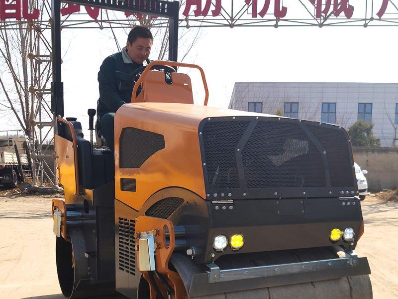 山东奔马推出搭载国四发动机的小型压路机