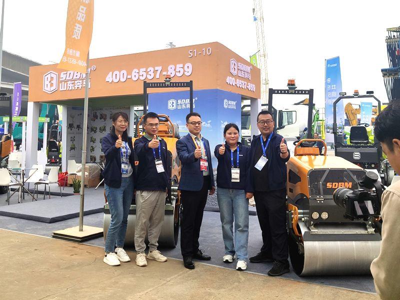 奔马工程机械参加第三界长沙工程机械展