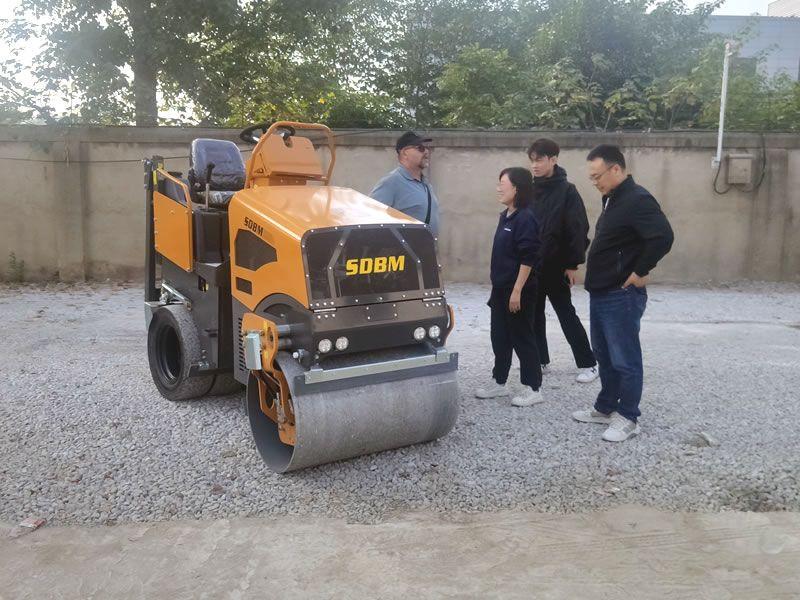 国外客户来我公司考察试驾小型压路机