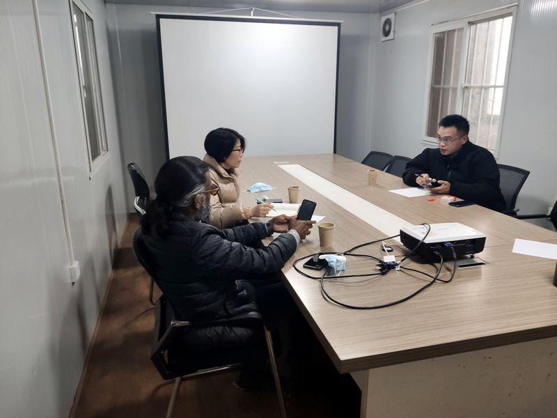 国外客户来我厂考察，试驾奔马小型压路机