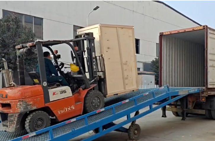 山东奔马工程机械30台9米移动照明车出口发货