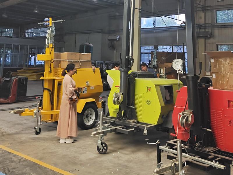 客户来我厂考察奔马9米移动照明车