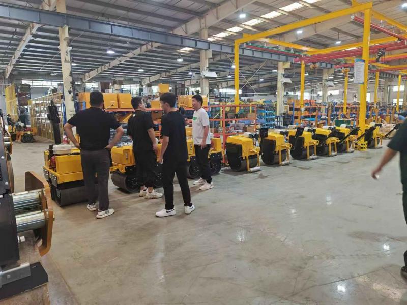 8月17日，国内客户来我厂参观考察奔马小型压路机