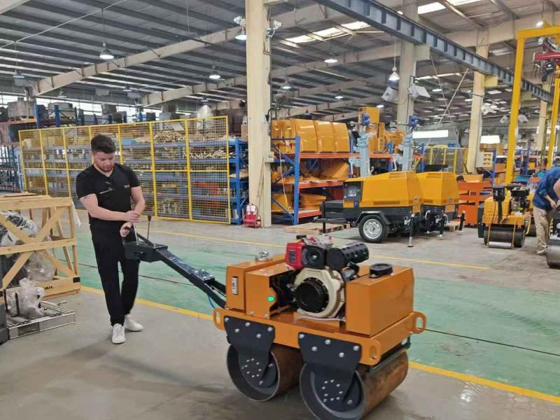 国外客户来我厂参观考察小型压路机、移动照明车等产品