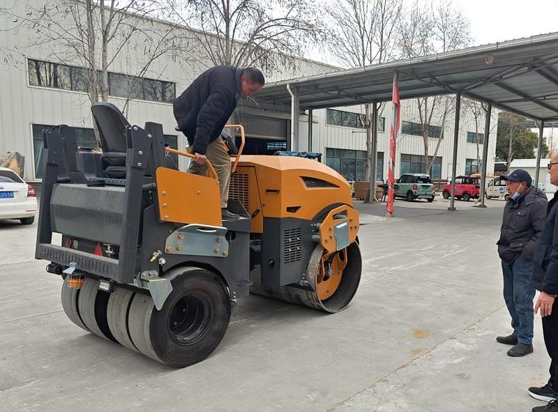 2月6日客户来我厂参观试驾5吨前钢后胶压路机