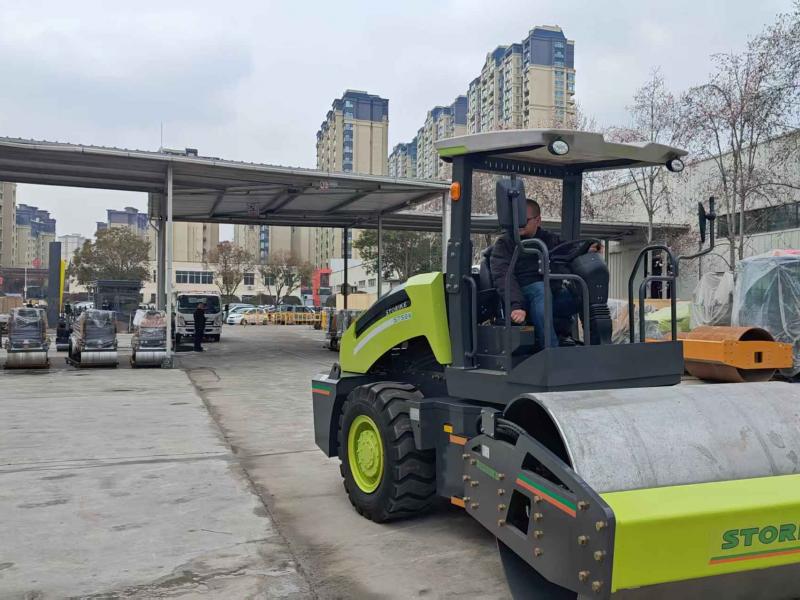 客户来我厂考察试驾12吨小型压路机