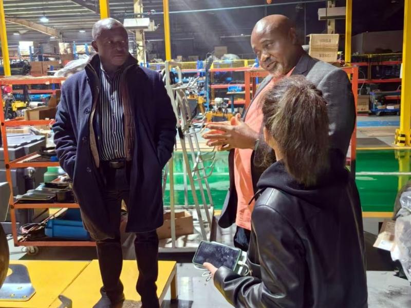 非洲客户来厂参观考察小型压路机等工程机械产品