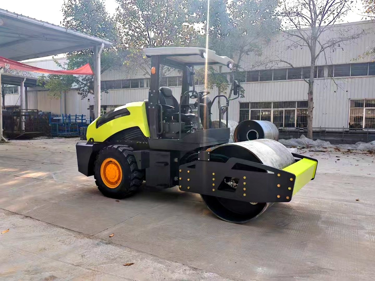 新款6吨座驾式前钢轮后轮胎压路机BM6000S