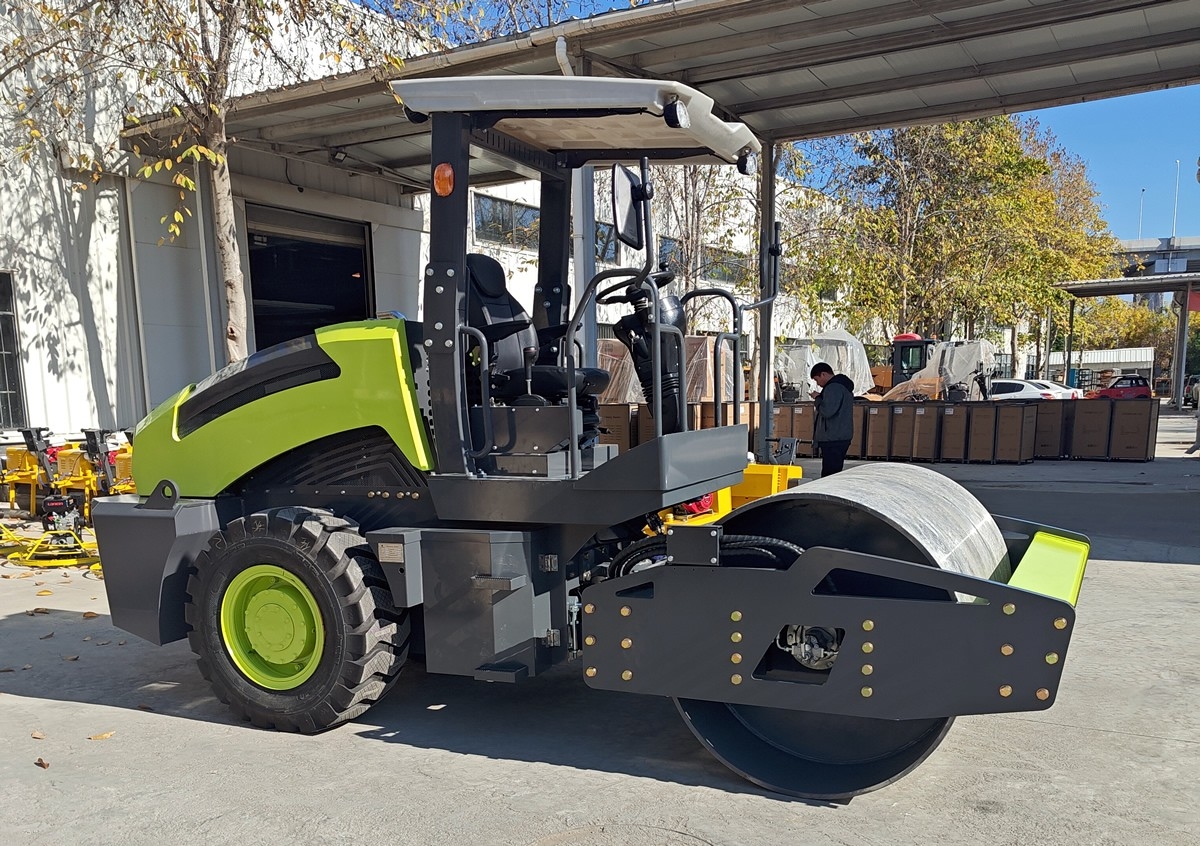 新款6吨座驾式前钢轮后轮胎压路机BM6000S