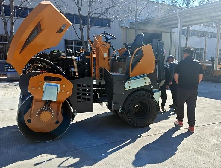 3月18日，哈萨克斯坦客户来厂体验考察5吨胶轮压路机