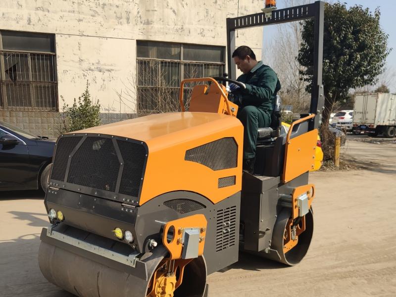 国外某代理商订购奔马5吨小型压路机