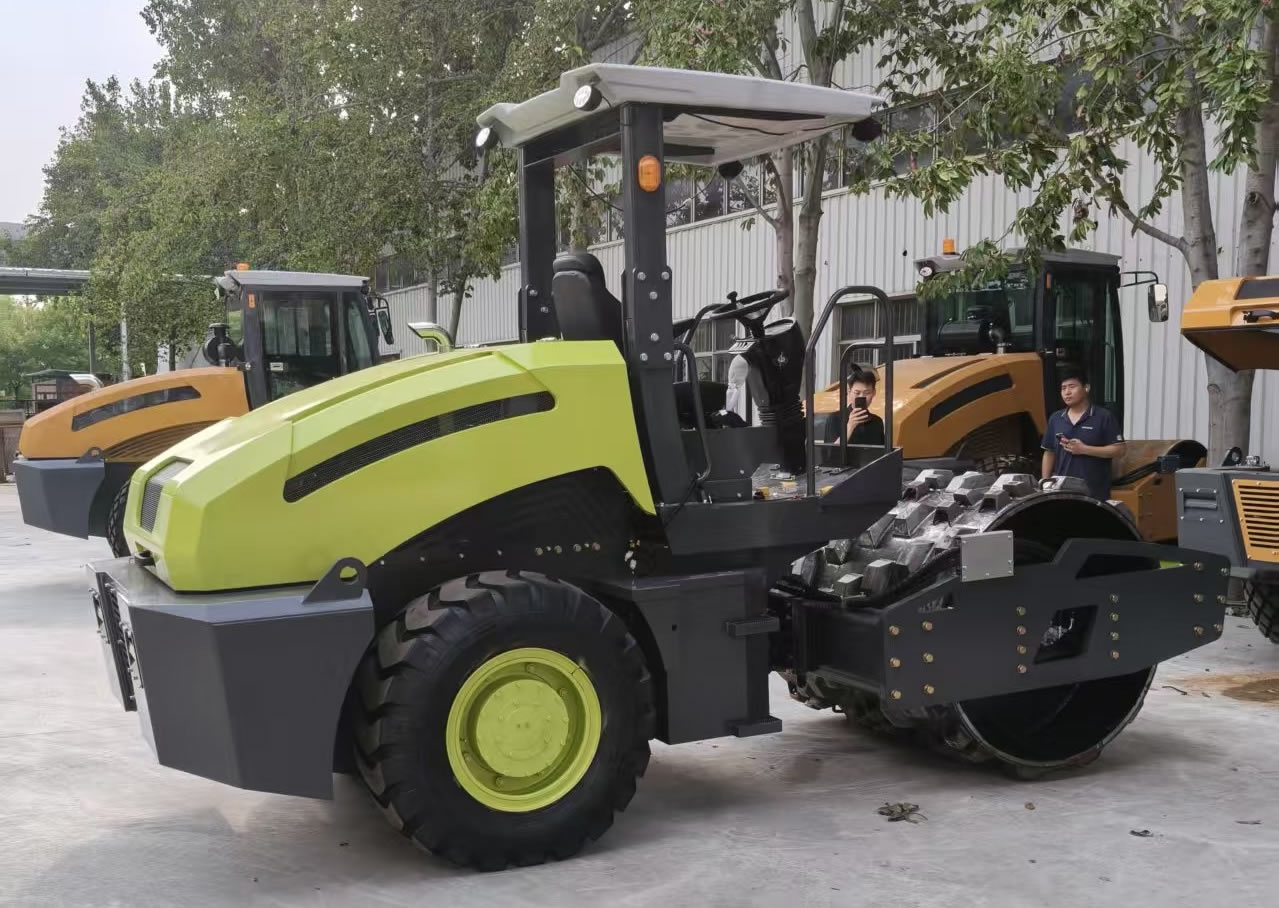 新款6吨座驾式前钢轮后轮胎羊角碾压路机BM6000S