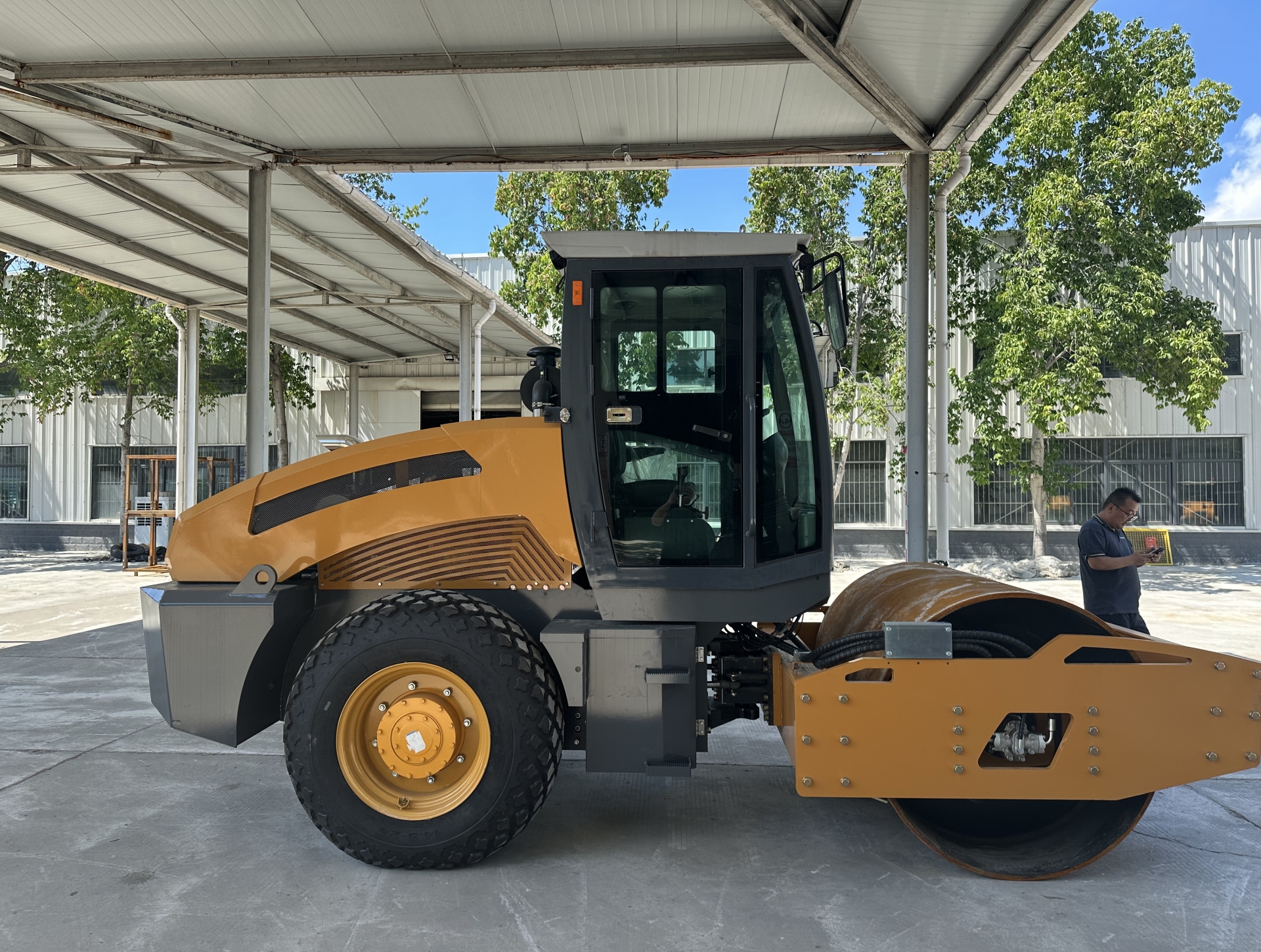 新款8吨座驾式单钢轮压路机BM8000