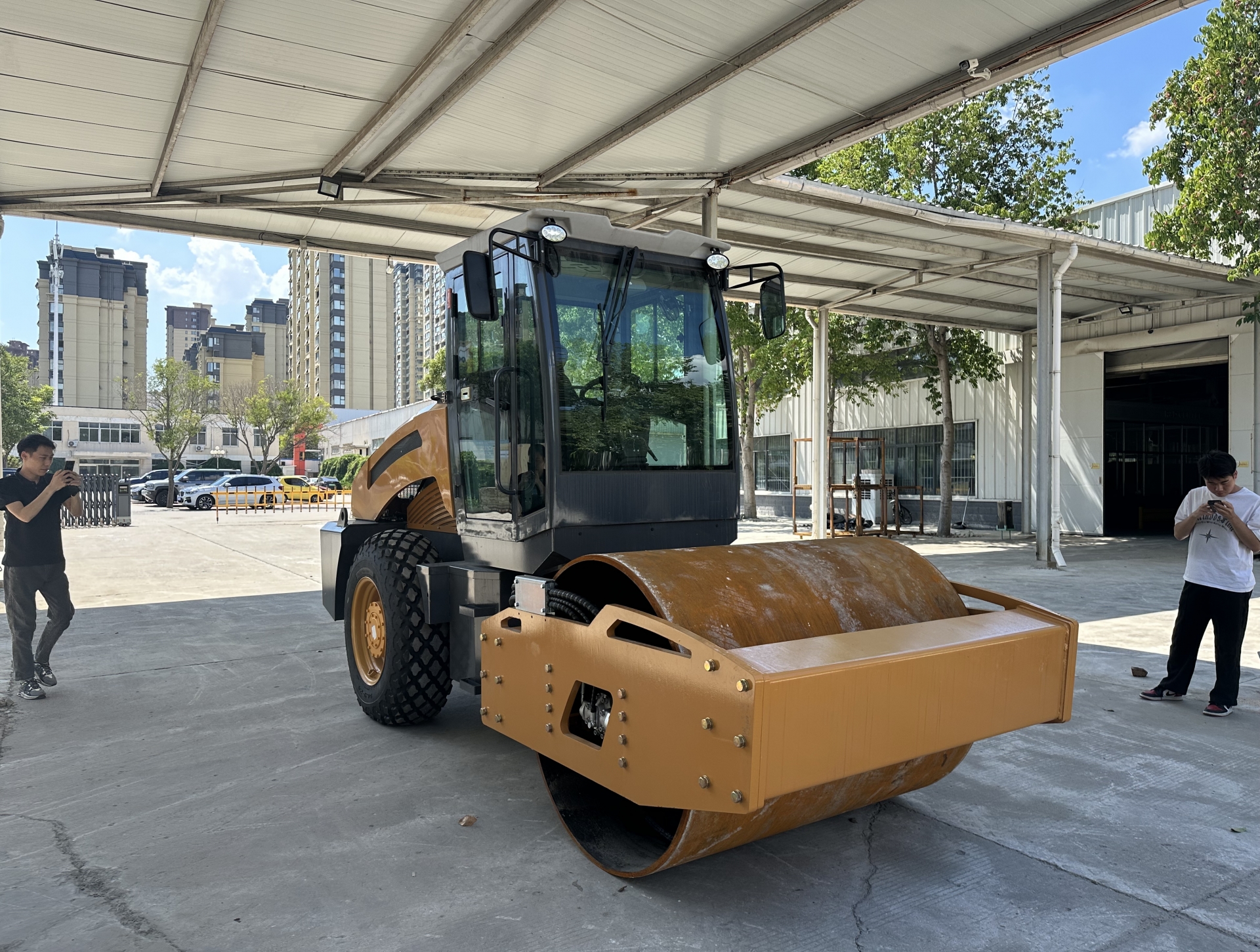 新款8吨座驾式单钢轮压路机BM8000