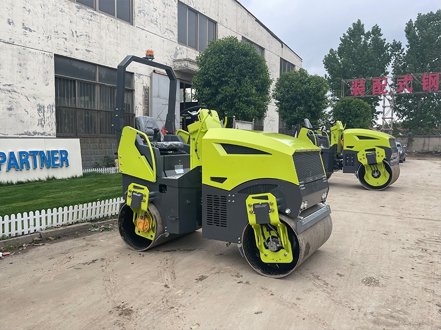 新款3吨小型座驾式压路机BM3000