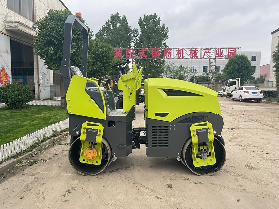新款3吨小型座驾式压路机BM3000