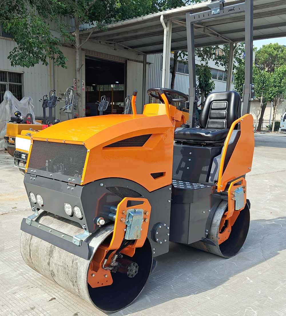新款1.5吨小型座驾式压路机BM1500