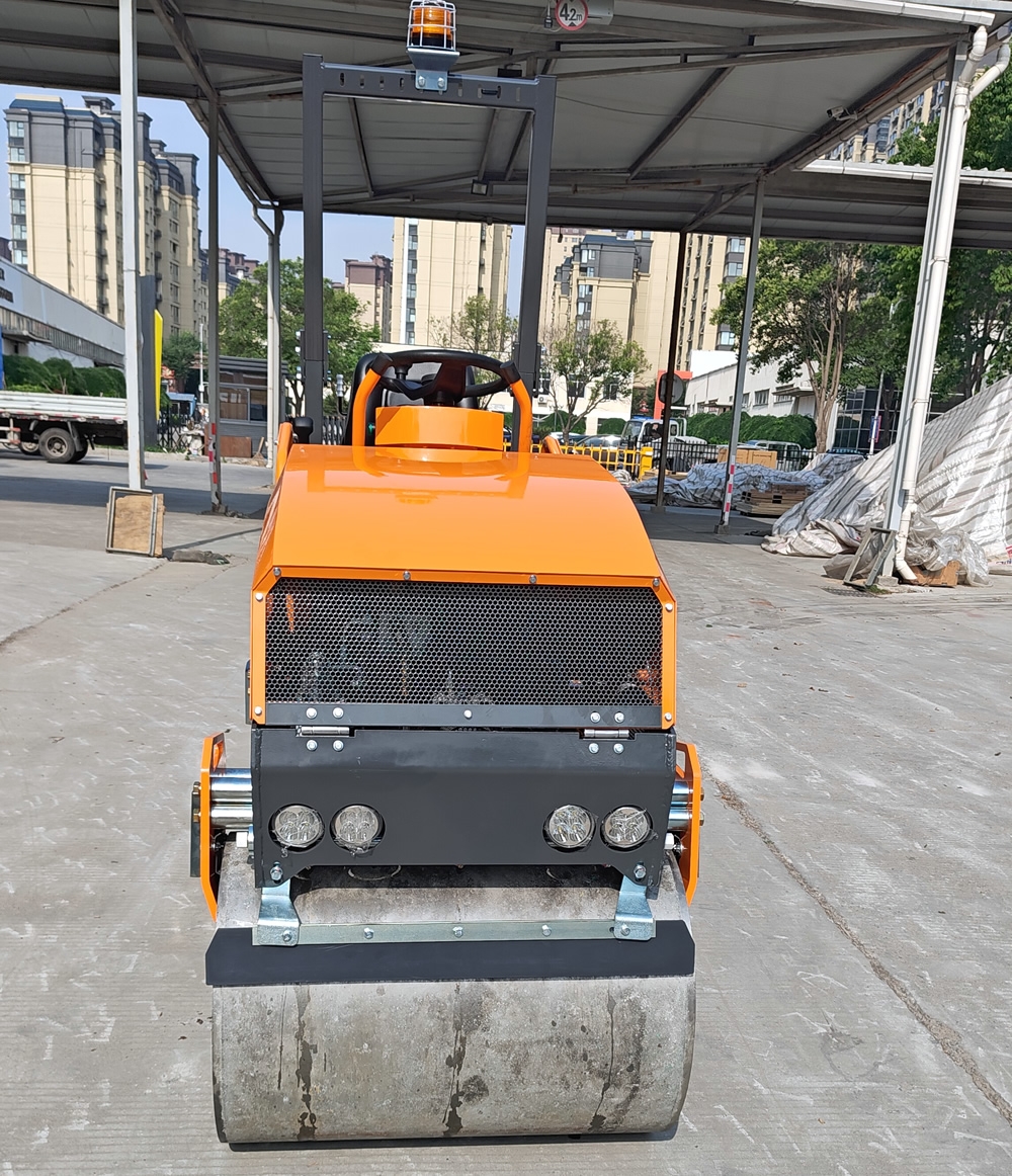 新款1.5吨小型座驾式压路机BM1500