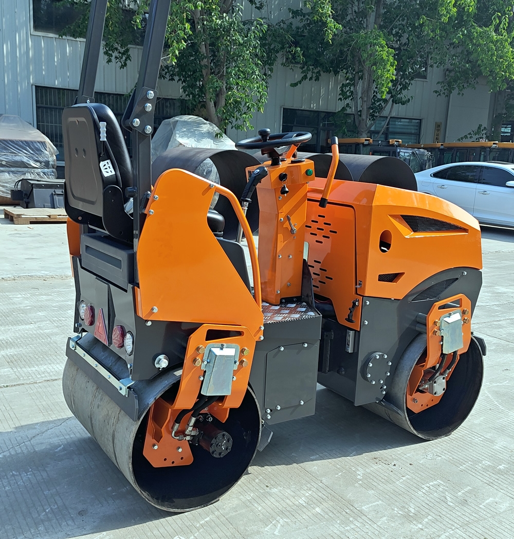 新款1.5吨小型座驾式压路机BM1500