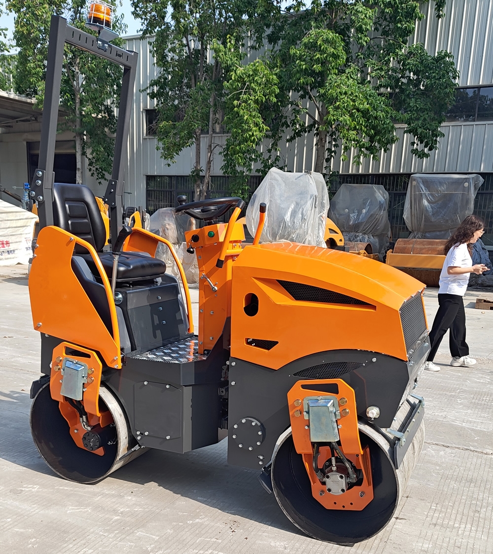 新款1.5吨小型座驾式压路机BM1500