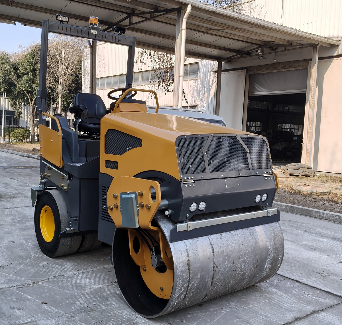 奔马5吨小型座驾前钢轮后胶轮压路机BM5000D