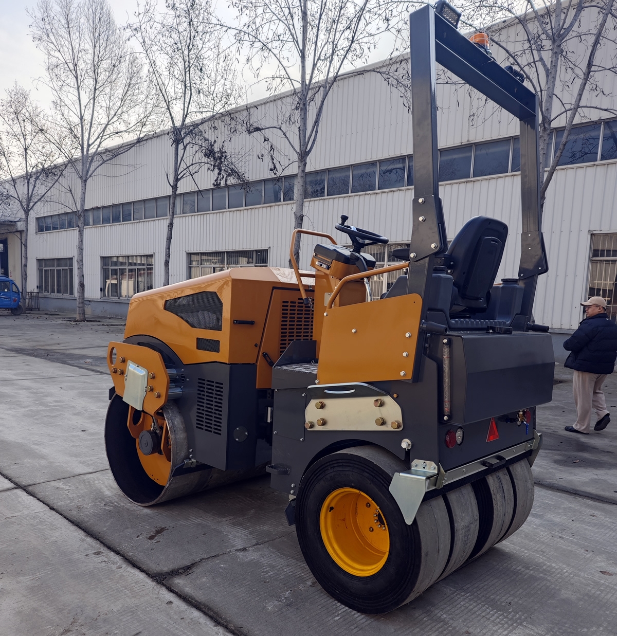 奔马5吨小型座驾前钢轮后胶轮压路机BM5000D