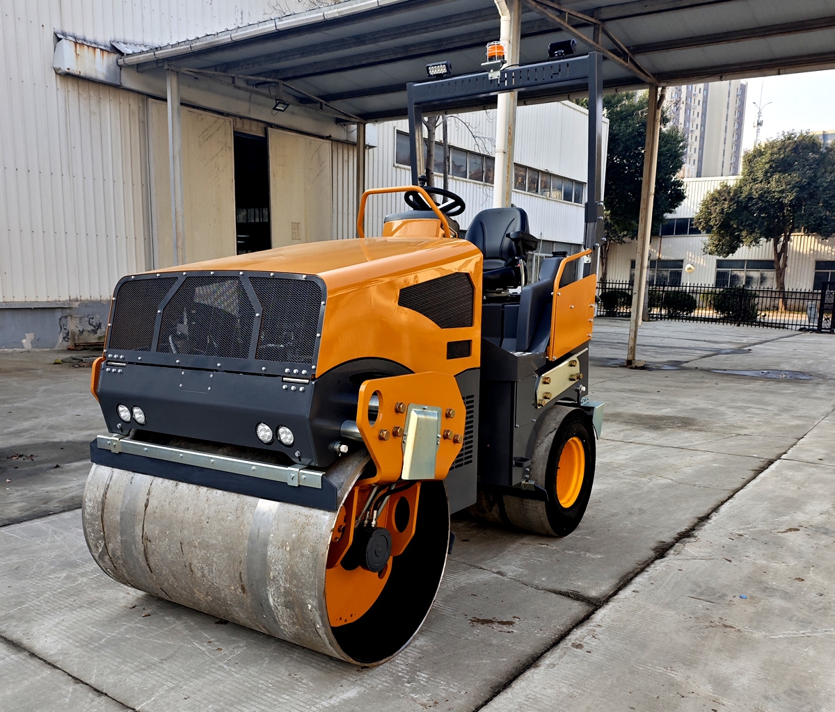 奔马5吨小型座驾前钢轮后胶轮压路机BM5000D