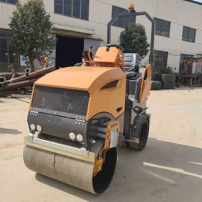 新款2.5吨前钢后胶座驾式压路机BM2500D