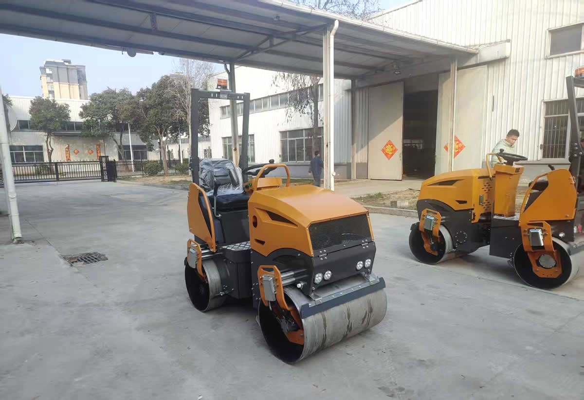 新款小型座驾式压路机BM1800