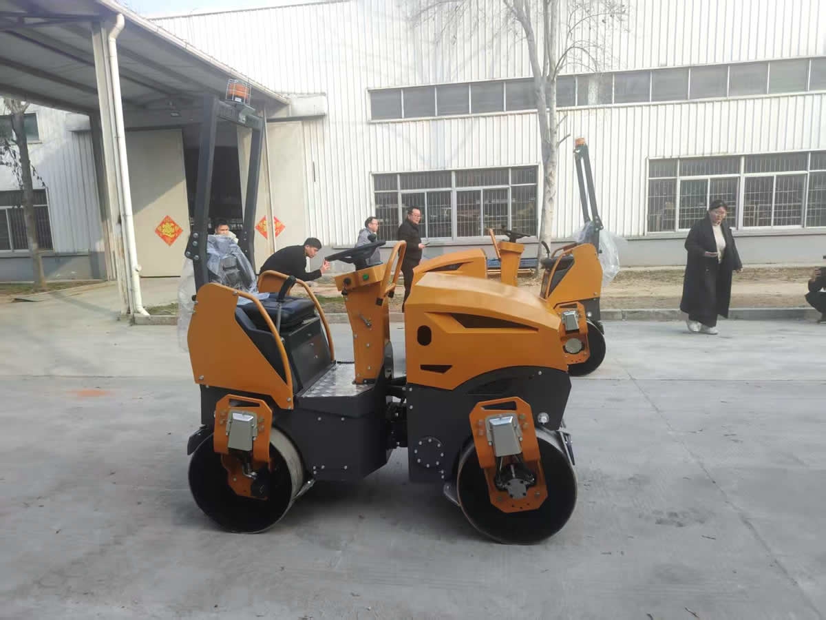 新款小型座驾式压路机BM1800