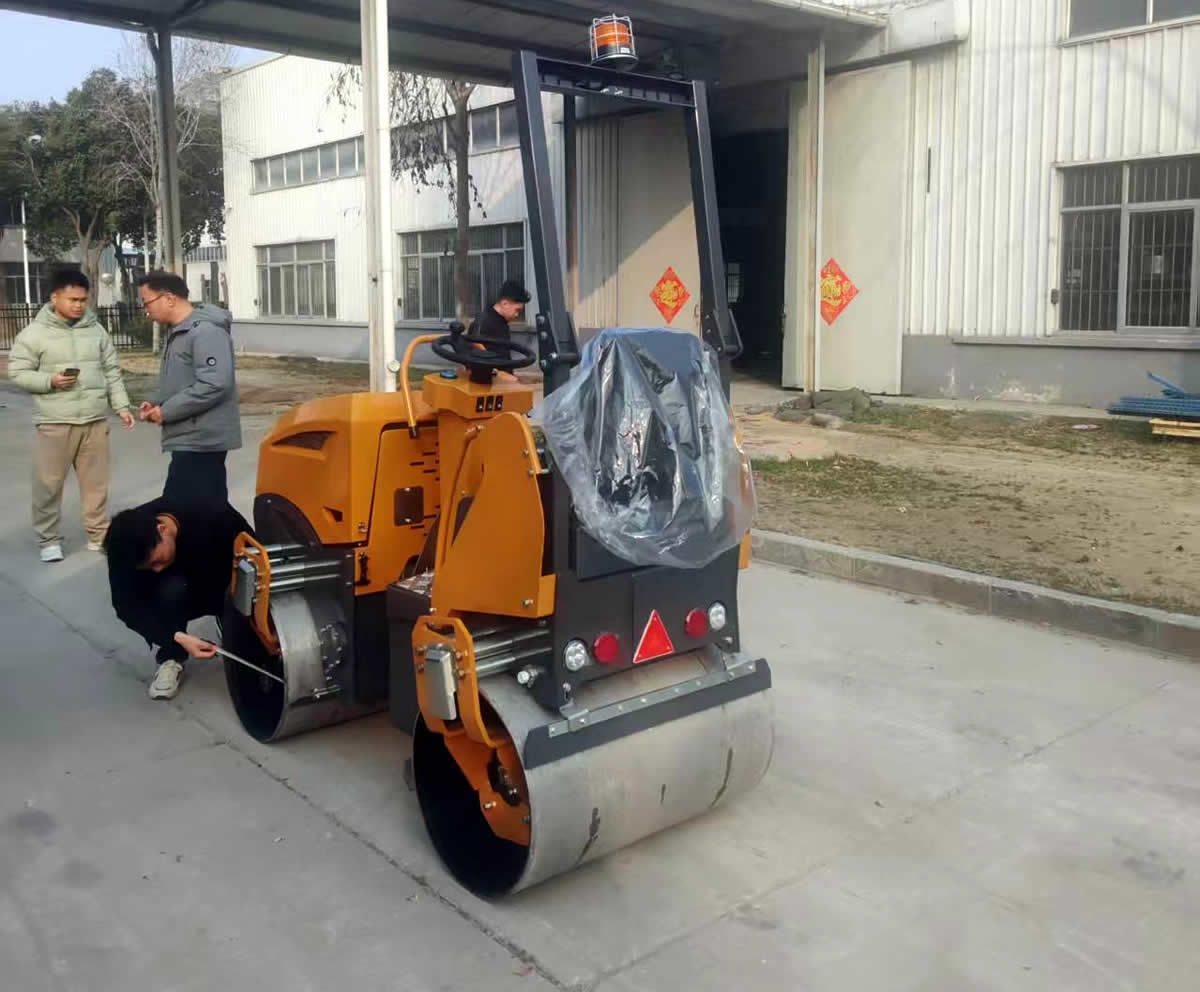 新款小型座驾式压路机BM1800