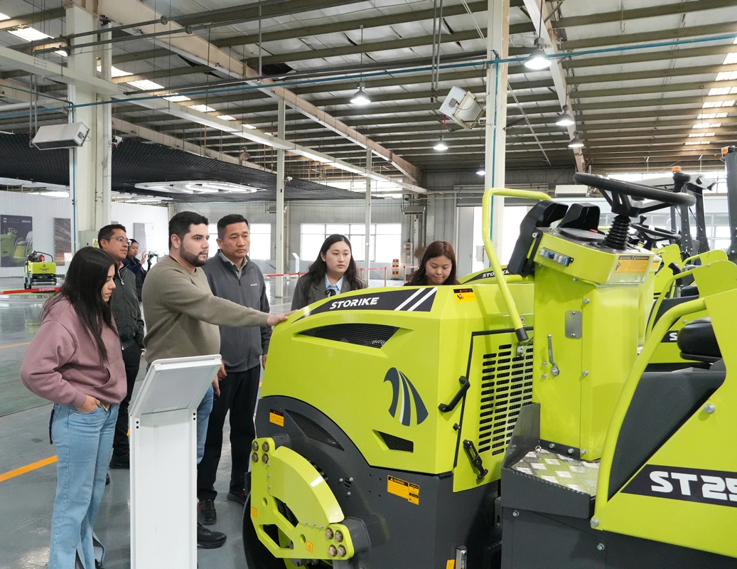 墨西哥客户来厂参观考察小型压路机等工程机械产品