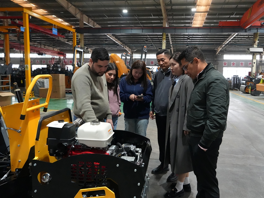 墨西哥客户来厂参观考察小型压路机等工程机械产品